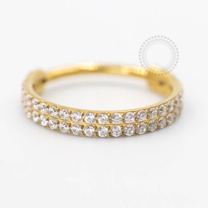 Argola em titânio PVD Gold cravejada